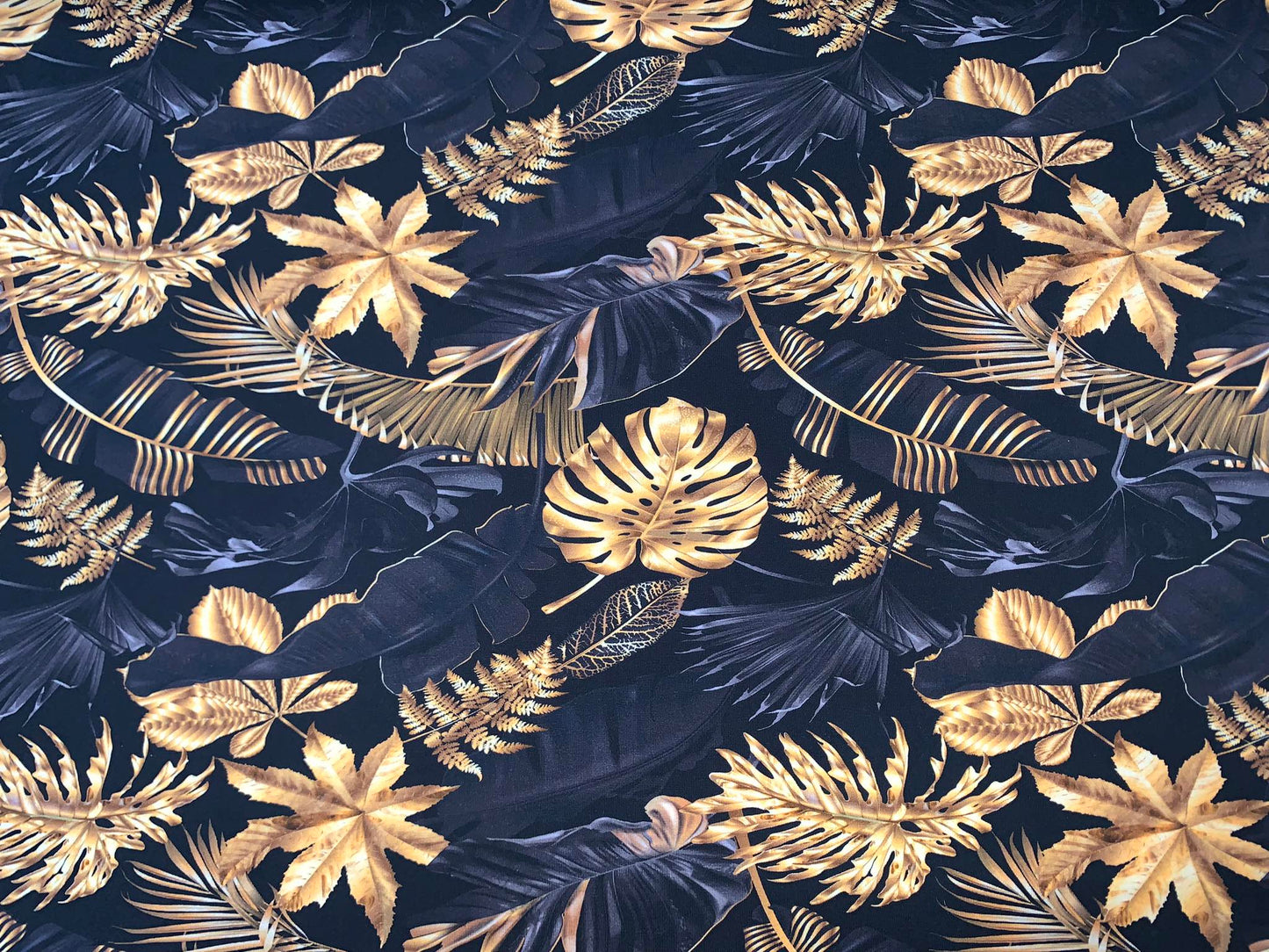 Svart við gulum bløðum