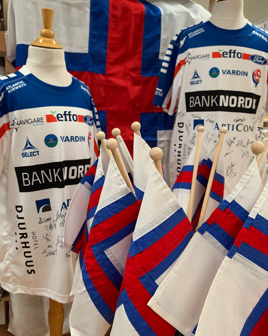 Føroyskt flagg á pinni