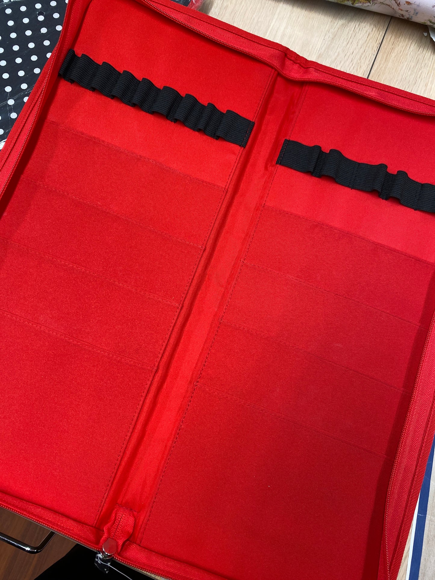 Penalhus flad polka dots