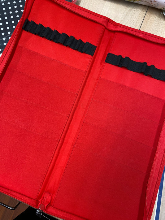 Penalhus flad polka dots